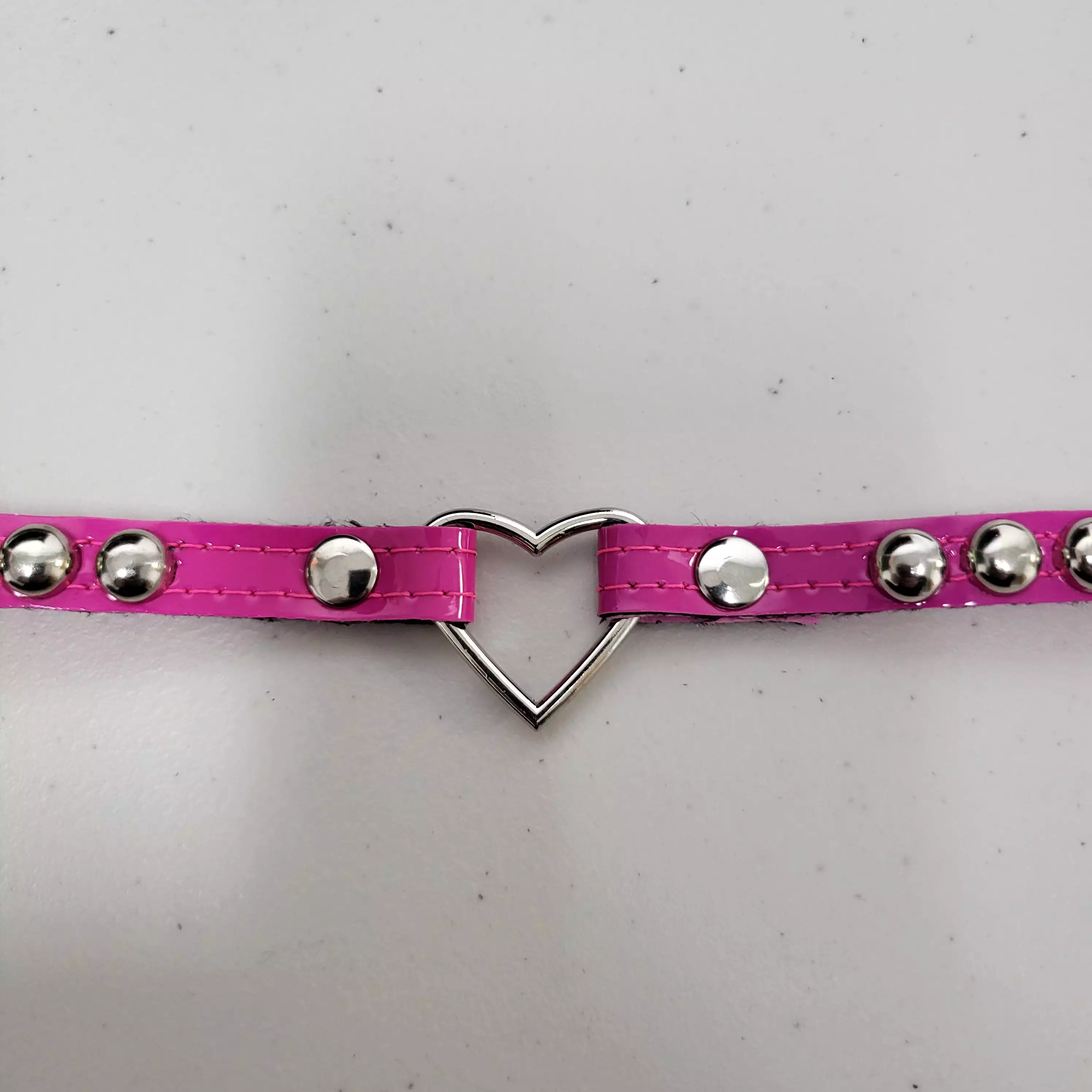 SKINNY ROUND STUDDED HEART CHOKER