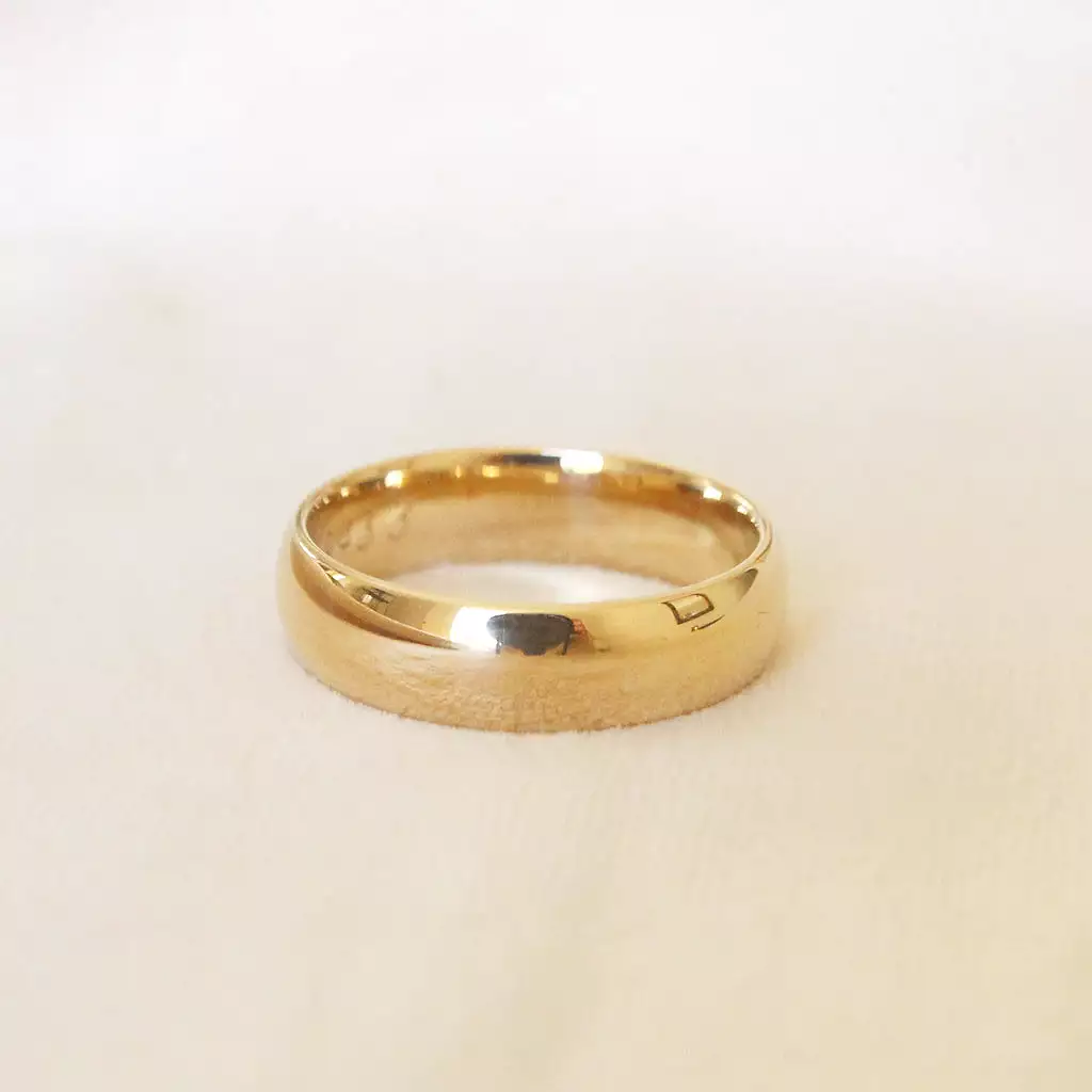 The Court Shape Wedding Band