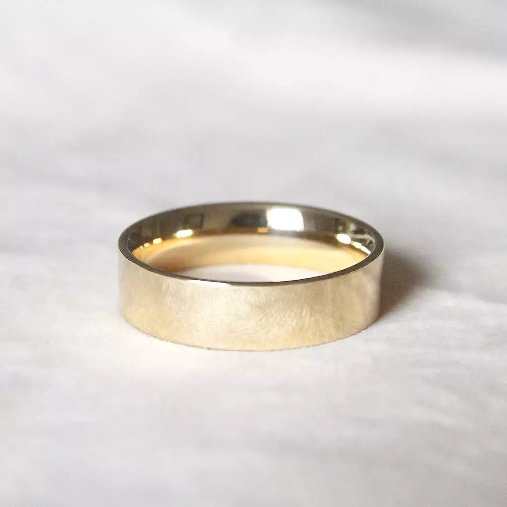 The Flat Court Shape Wedding Band