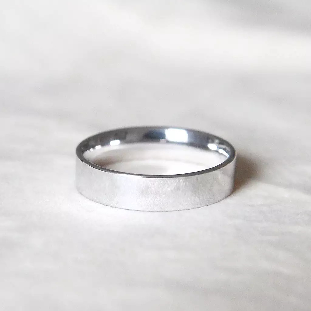 The Flat Court Shape Wedding Band